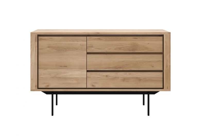 Shadow Anrichte aus Eiche von Ethnicraft mit einer Tür und drei Schubladen auf schwarzen Füßen.